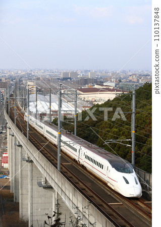 Kyushu Shinkansen 800 series "Tsubame" going up a steep slope 1 110137848