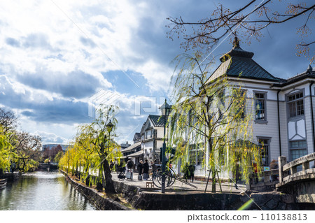 [Important Preservation District for Groups of Traditional Buildings] Kurashiki Bikan Historical Quarter - Scenery of Kurashikikan (Tourist Information Center) and Kurashiki River in early winter 1 - Kurashiki City, Okayama Prefecture 110138813