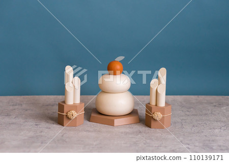 簡約時尚的新年裝飾鏡餅門松 簡約時尚的新年裝飾鏡餅門松 110139171