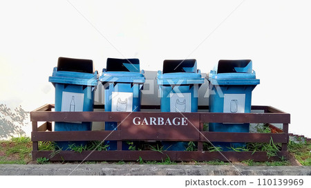 Garbage or recycling bin for collecting recycled materials Garbage or recycling bin for collecting recycled materials 110139969