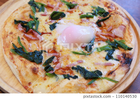 Italian Bismarck pizza with hot spring egg 110140530