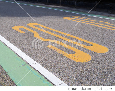 Road marking (regulation marking) "maximum speed". 110140986