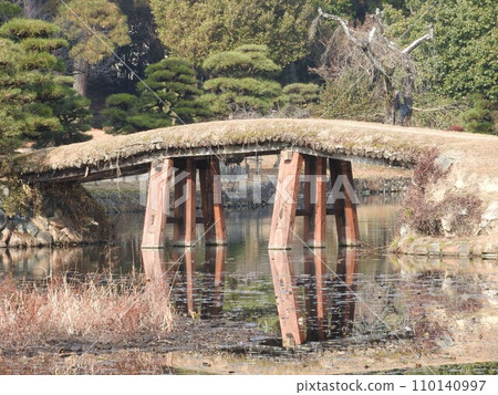 岡山縣津山市的遊覽式日本花園「樹蓮」：池塘上的土橋 110140997