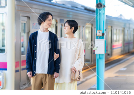 一對年輕夫婦乘坐火車旅行。攝影由京王電鐵株式會社提供。 一對年輕夫婦乘坐火車旅行。攝影由京王電鐵株式會社提供。 110141056