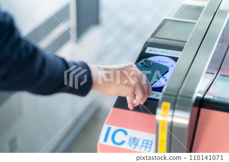 A young man passing through the ticket gate using a smartphone. Photography provided by Keio Electric Railway Co., Ltd. A young man passing through the ticket gate using a smartphone. Photography provided by Keio Electric Railway Co., Ltd. 110141071