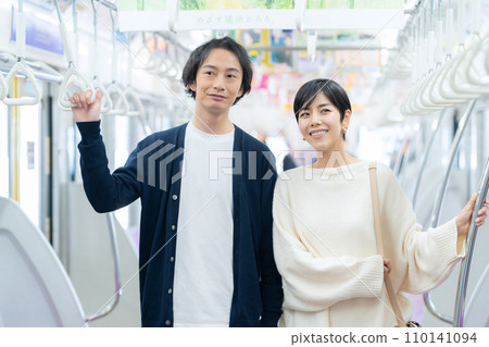 一對年輕夫婦搭火車約會。攝影由京王電鐵株式會社提供。 一對年輕夫婦搭火車約會。攝影由京王電鐵株式會社提供。 110141094