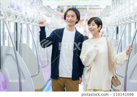 一對年輕夫婦搭火車約會。攝影由京王電鐵株式會社提供。 一對年輕夫婦搭火車約會。攝影由京王電鐵株式會社提供。 110141096