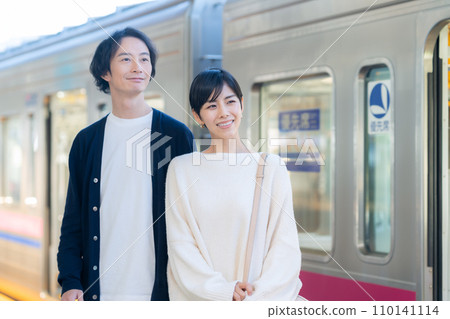 A young couple going on a train trip. Photography provided by Keio Electric Railway Co., Ltd. 110141114