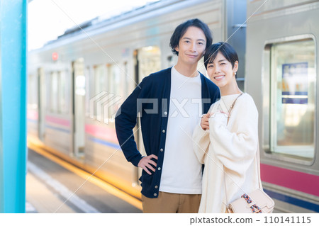 A young couple going on a train trip. Photography provided by Keio Electric Railway Co., Ltd. A young couple going on a train trip. Photography provided by Keio Electric Railway Co., Ltd. 110141115