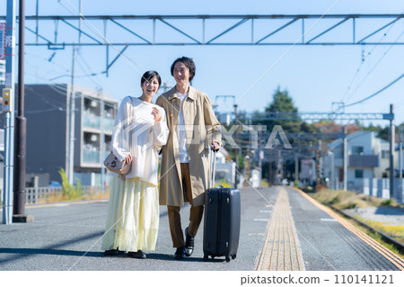 A young couple going on a train trip. Photography provided by Keio Electric Railway Co., Ltd. 110141121