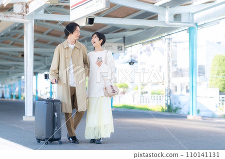 A young couple going on a train trip. Photography provided by Keio Electric Railway Co., Ltd. 110141131
