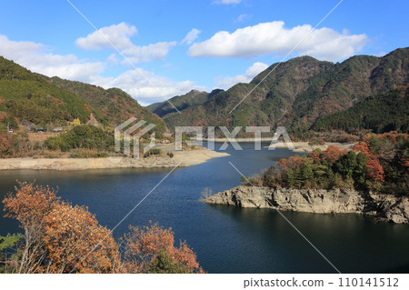 Lake Hoko (Tomisato Dam) whose water level has dropped due to light rain from autumn to winter Lake Hoko (Tomisato Dam) whose water level has dropped due to light rain from autumn to winter 110141512
