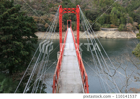 Suinami Bridge over Lake Kinsan of the Dozan River Suinami Bridge over Lake Kinsan of the Dozan River 110141537