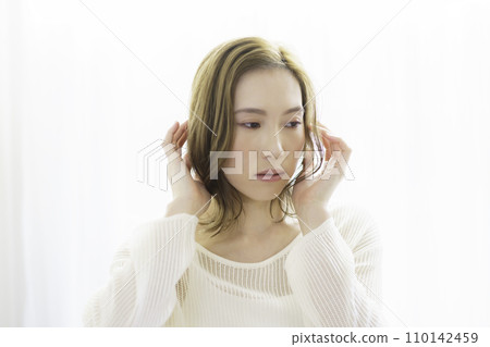 一個棕色頭髮的女人的半身像 一個棕色頭髮的女人的半身像 110142459