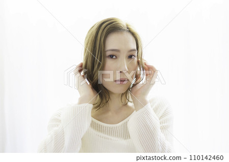 一個棕色頭髮的女人的半身像 一個棕色頭髮的女人的半身像 110142460