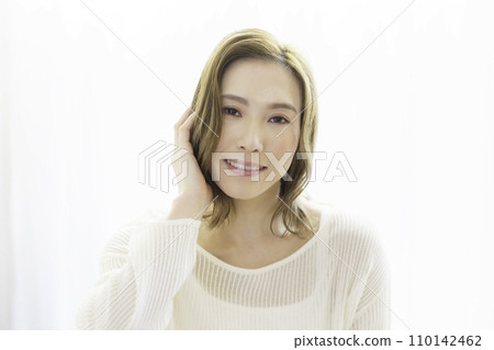 Bust-up portrait of a brown-haired woman 110142462