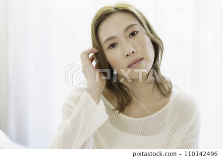Bust-up portrait of a brown-haired woman 110142496