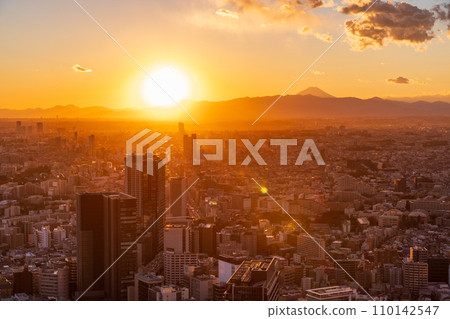 (東京)從澀谷看到的西東京和富士山的夜景 (東京)從澀谷看到的西東京和富士山的夜景 110142547