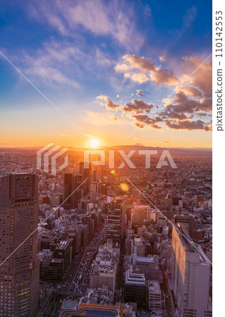 （東京）從澀谷看到的西東京和富士山的夜景 110142553