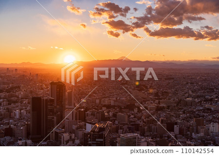 （東京）從澀谷看到的西東京和富士山的夜景 110142554