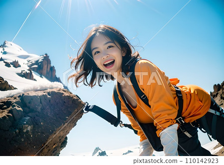 一名女登山者攀登雪山，將繩子固定在岩石上，微笑著攀爬（AI生成） 110142923