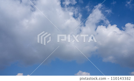White clouds flowing in the blue sky 110143382
