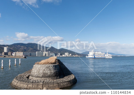 Shiga Prefecture's learning boat "Uminoko" enters Hamaotsu Port in Lake Biwa, Otsu City, Shiga Prefecture 110144834