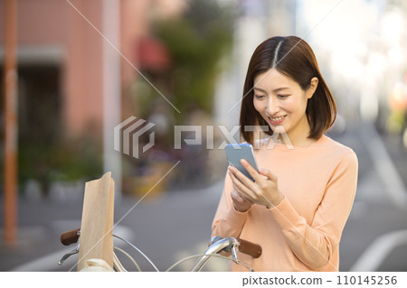 中年婦女騎自行車去購物 110145256