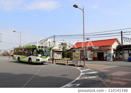 Kokusai Kogyo bus stopping in front of Komarigawa Station on the JR Hachiko Line (Hidaka City, Saitama Prefecture) 110145396