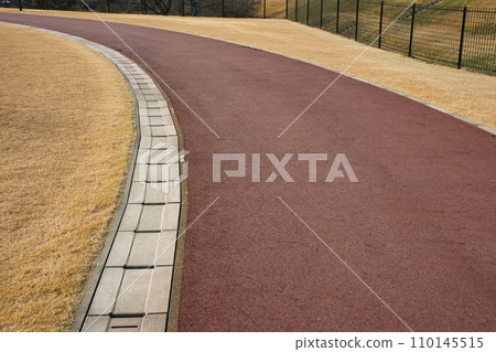 Rainwater gutter that separates the ground and lawn in a winter park 110145515