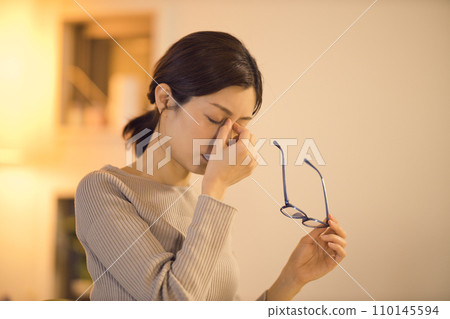加班到深夜的女商人的夜間例行公事 110145594