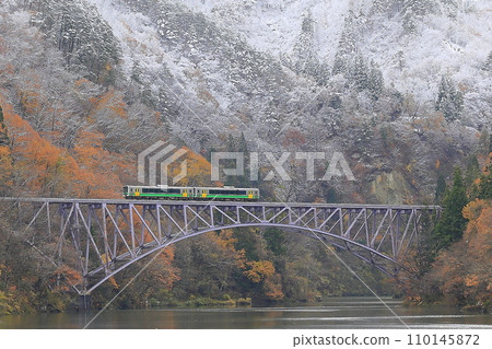 秋葉與雪景只見線 秋葉與雪景只見線 110145872