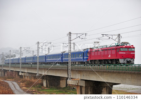 北陸幹線 青海糸魚川 JR 東日本 EF81-151（長岡）+ 14 系列（奧）北陸 回程運費 110146334
