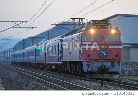 Hokuriku Main Line Tsubata-Morimoto JR West EF81-45 (Tsuruga) + 24 series (Miyahara) Sea of Japan 110146335