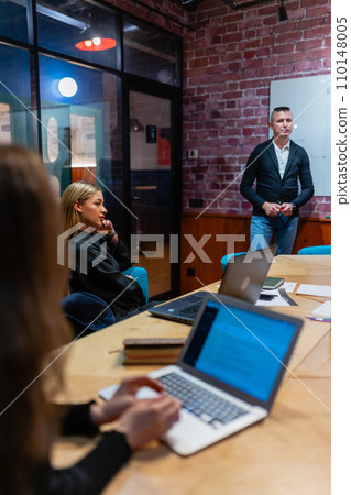 Young women employees and man boss take break during teambuilding 110148005