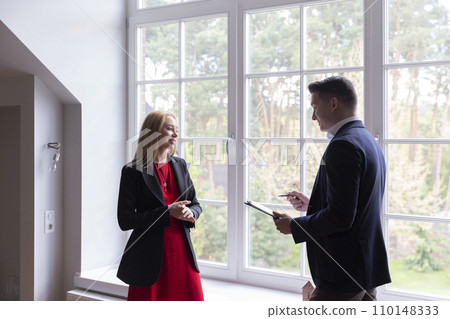 Property agent consults woman about new apartment for rent 110148333