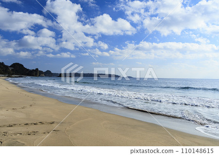 Winter at Ohama Beach in Shimoda City, Shizuoka Prefecture on the vast Pacific Ocean (many surfers) 110148615