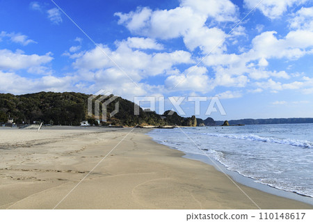 冬天的靜岡縣下田市大浜海灘,廣闊的太平洋(衝浪者眾多) 冬天的靜岡縣下田市大浜海灘,廣闊的太平洋(衝浪者眾多) 110148617