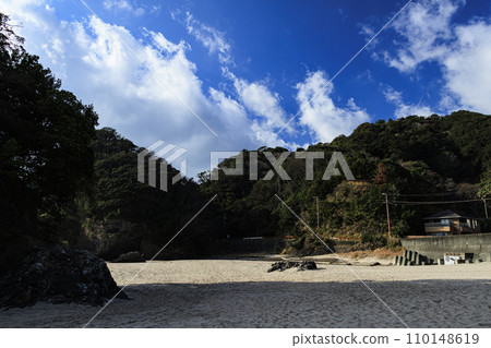 冬天的靜岡縣下田市大浜海灘，廣闊的太平洋（衝浪者眾多） 110148619