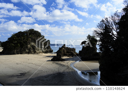 Winter in Asohama, Shimoda City, Shizuoka Prefecture on the vast Pacific Ocean (many surfers) Winter in Asohama, Shimoda City, Shizuoka Prefecture on the vast Pacific Ocean (many surfers) 110148624