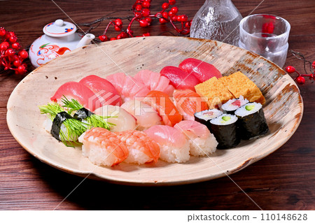 優質外帶壽司，優質壽司，壽司，海鮮菜餚，金槍魚，鮭魚，蝦，河童卷，雞蛋等。 110148628