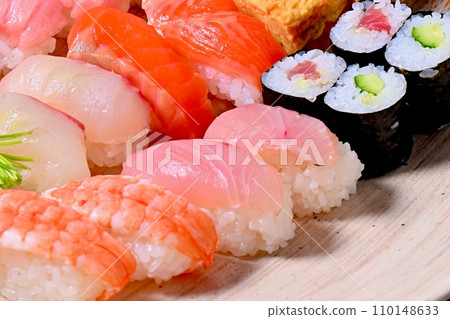 優質外帶壽司,優質壽司,壽司,海鮮菜餚,金槍魚,鮭魚,蝦,河童卷,雞蛋等。 優質外帶壽司,優質壽司,壽司,海鮮菜餚,金槍魚,鮭魚,蝦,河童卷,雞蛋等。 110148633