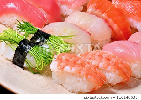 High-quality takeout sushi, high-quality sushi, sushi, seafood dishes, tuna, salmon, shrimp, kappamaki, eggs, etc. 110148635