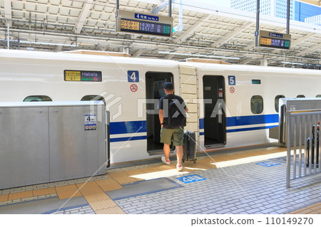Passengers boarding the Shinkansen, tourists 110149270