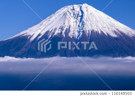 晴朗的天空和白雪覆蓋的長子岳的壯麗景色 110149503