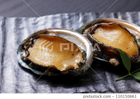 來自北海道的鮑魚放置在黑色背景上 110150661