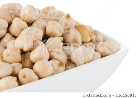 Closeup of a bowl with chickpeas 110150933