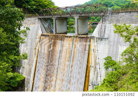 群馬縣安中市的春天、綠意盎然的 Abt 道路、碓冰湖 110151092