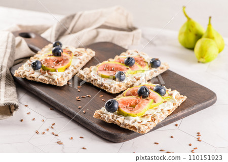 Multigrain crispread appetizer Multigrain crispread appetizer 110151923