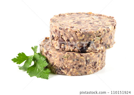 Raw veggie burger with black beans 110151924